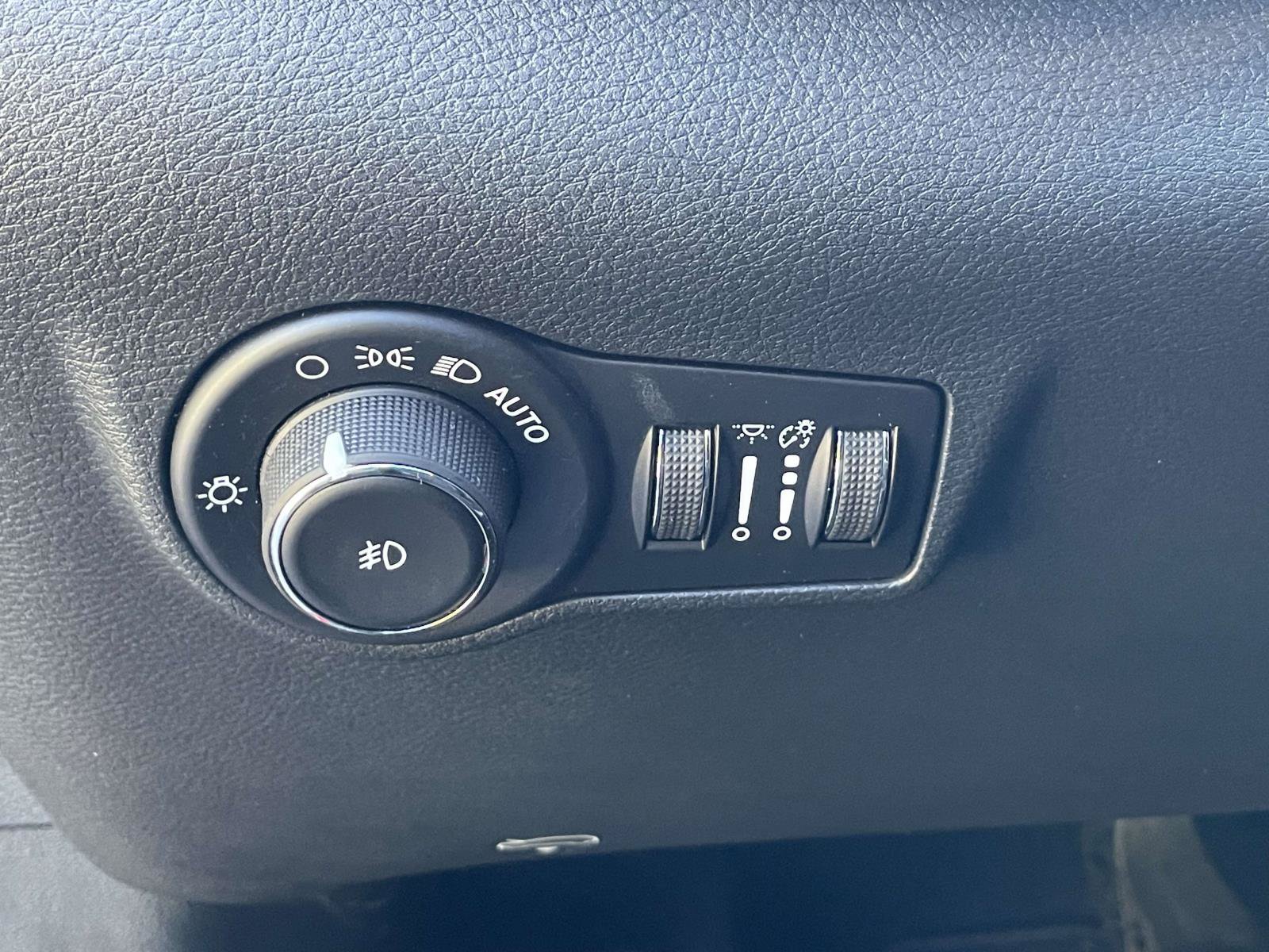 Used 2026 Jeep Compass Latitude AWD/4WD image 19