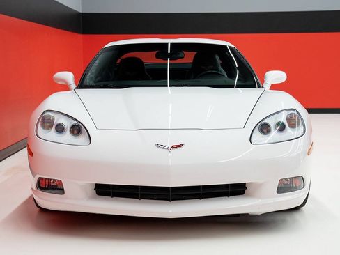 Used 2009 Chevrolet Corvette Coupe w/ Z51 Performance Package RWD image 24