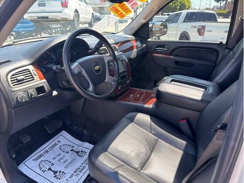 Used 2013 Chevrolet Suburban LTZ RWD image 16