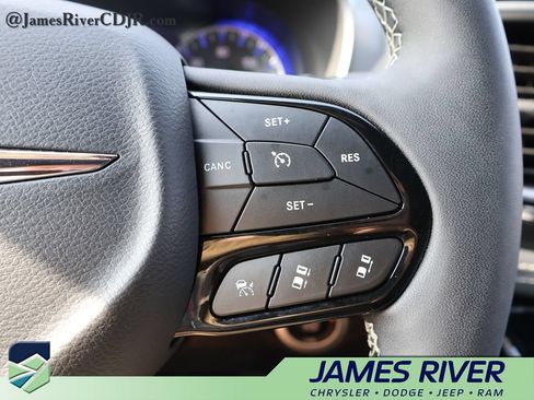 Used 2025 Chrysler Pacifica Limited FWD image 28