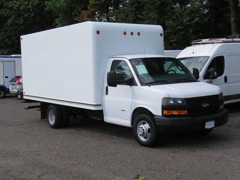 Used 2018 Chevrolet Express 3500 w/ Driver Convenience Package RWD image 5