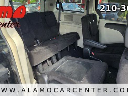 Used 2014 Chrysler Town & Country Touring FWD image 20