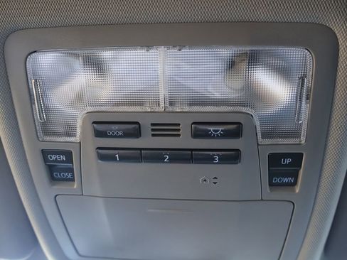 Used 2018 Toyota Highlander SE image 15