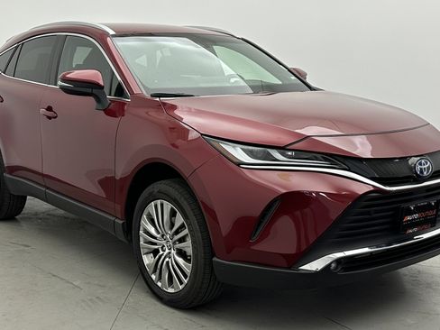 Used 2023 Toyota Venza XLE image 3