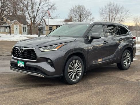 Used 2022 Toyota Highlander Limited image 4