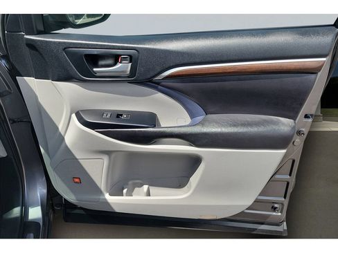 Used 2016 Toyota Highlander Limited w/ Driver Technology Package FWD image 24