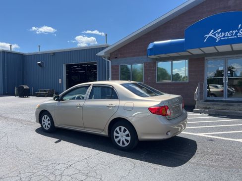 Used 2010 Toyota Corolla LE FWD image 3