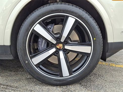 Used 2025 Porsche Cayenne w/ Premium Package Plus image 12