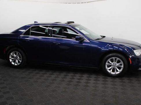 Used 2016 Chrysler 300 Limited RWD image 4