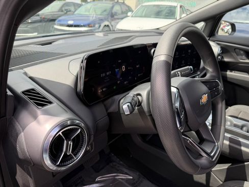 Used 2025 Chevrolet Equinox EV LT FWD image 11