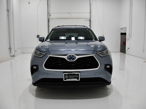 Used 2020 Toyota Highlander XLE image 2