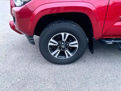 Used 2017 Toyota Tacoma TRD Sport w/ Premium & Technology Package image 4