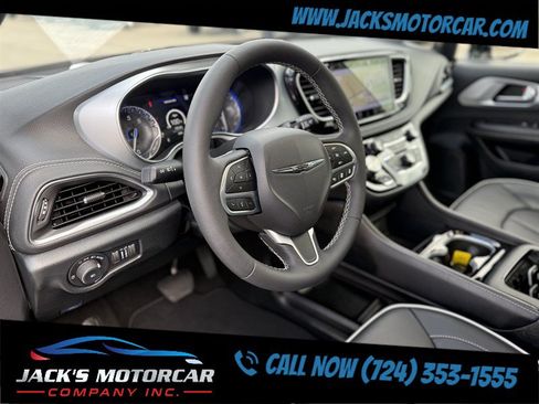 Used 2026 Chrysler Pacifica Limited FWD image 23
