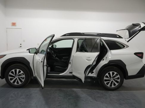 Used 2025 Subaru Outback Premium image 34