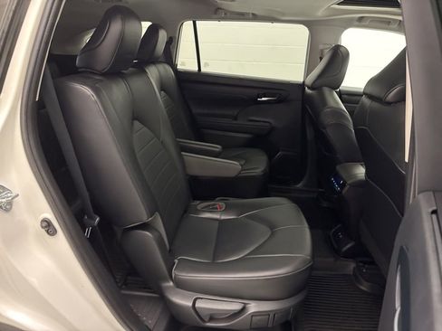 Used 2021 Toyota Highlander XLE AWD/4WD image 55