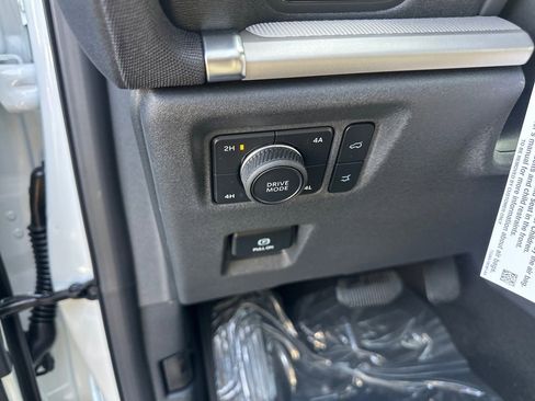 New 2025 Ford Expedition Active image 15