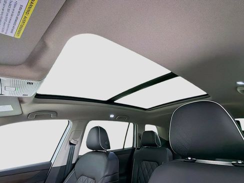 Used 2025 Volkswagen Atlas SEL Premium R-Line image 24