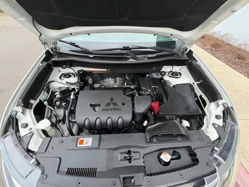Used 2016 Mitsubishi Outlander SEL AWD/4WD image 24