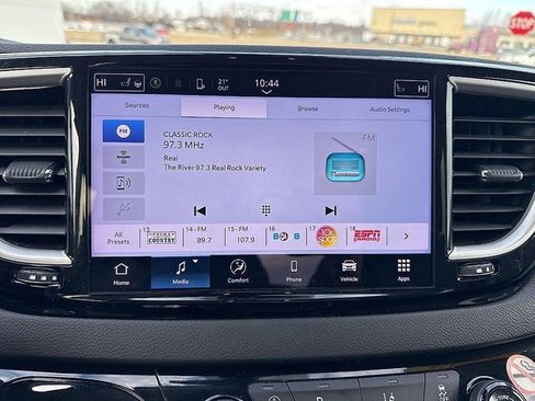 Used 2024 Chrysler Pacifica Touring-L image 19