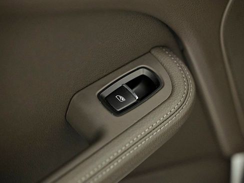 Certified 2025 Porsche Macan image 27