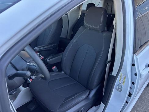 Used 2022 Chrysler Voyager LX image 22