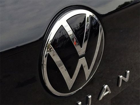 Certified 2023 Volkswagen Tiguan SE R-Line image 30