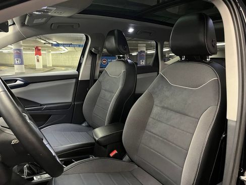 Used 2023 Volkswagen Taos SE w/ Panoramic Sunroof Package AWD/4WD image 19