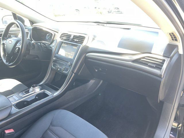 Used 2017 Ford Fusion SE w/ Fusion SE Technology Package FWD image 28