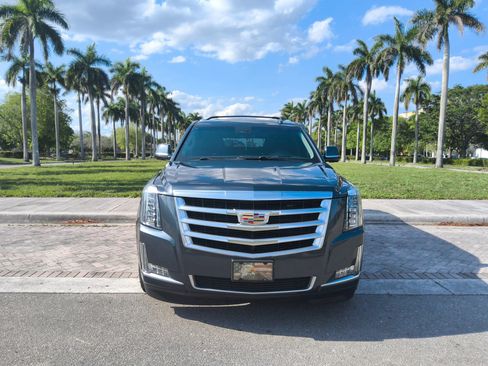 Used 2019 Cadillac Escalade ESV Luxury AWD/4WD image 3