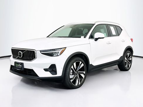 Used 2023 Volvo XC40 B5 Plus w/ Climate Package AWD/4WD image 3