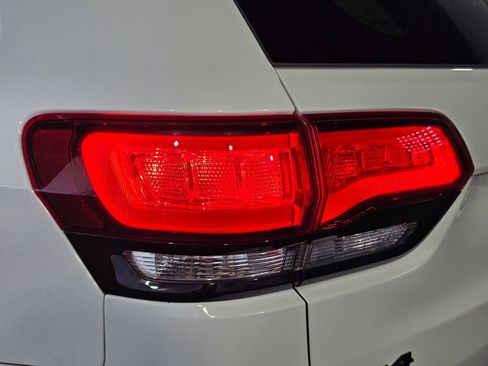 Used 2018 Jeep Grand Cherokee Altitude AWD/4WD image 10
