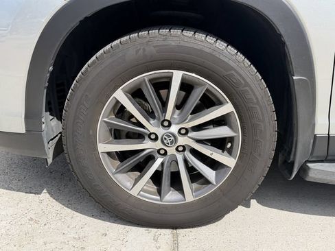 Used 2019 Toyota Highlander XLE AWD/4WD image 9