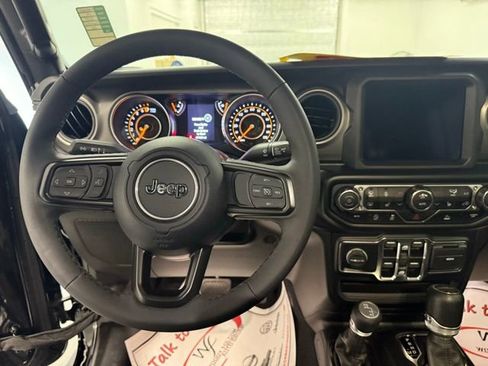 Used 2023 Jeep Gladiator Sport image 16