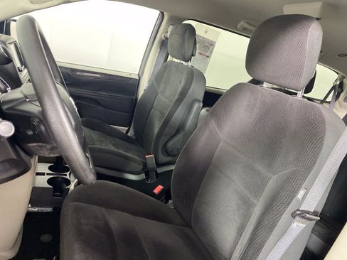 Used 2019 Dodge Grand Caravan SE w/ UConnect Hands-Free Group FWD image 14