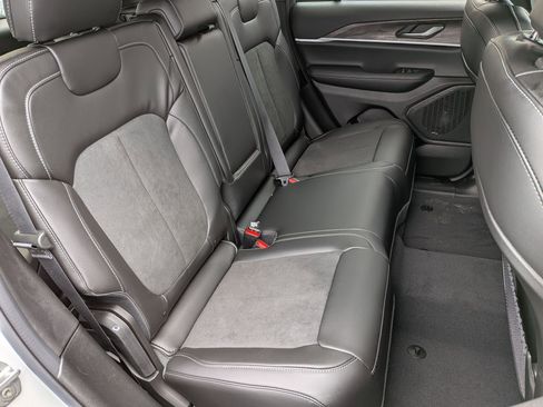 New 2026 Jeep Grand Cherokee Altitude image 30