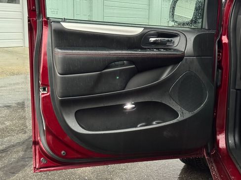 Used 2017 Dodge Grand Caravan GT image 11