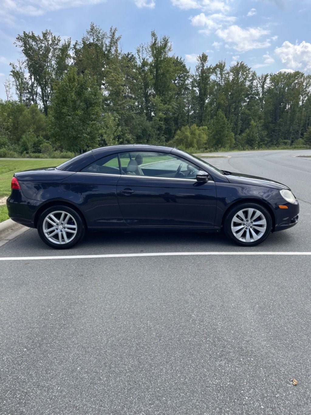 Used 2009 Volkswagen Eos Lux FWD image 3