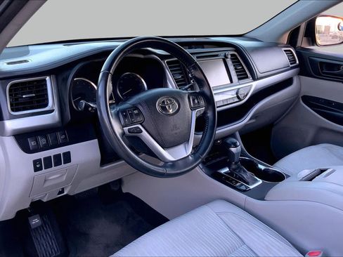 Used 2018 Toyota Highlander Plus FWD image 17