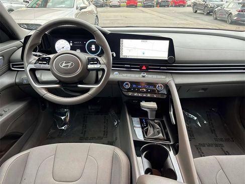 Used 2025 Hyundai Elantra SEL image 14