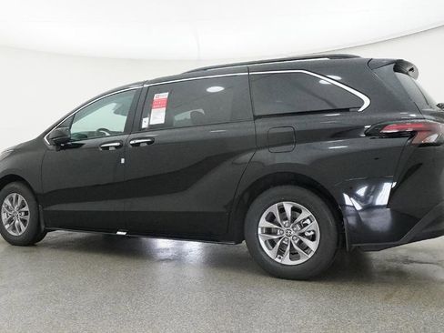New 2026 Toyota Sienna XLE FWD image 21