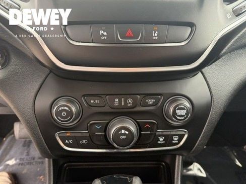 Used 2021 Jeep Cherokee Latitude Plus AWD/4WD image 18