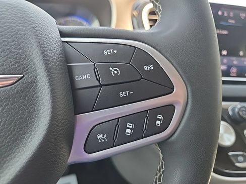 Used 2023 Chrysler Pacifica Touring-L FWD image 39