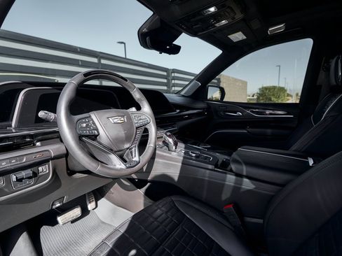 Used 2023 Cadillac Escalade V w/ LPO, ONYX Package image 2