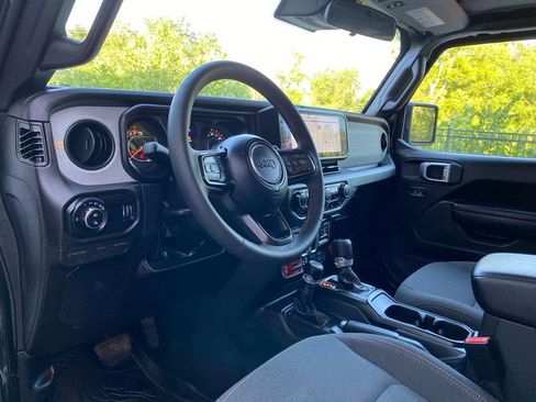 Used 2024 Jeep Gladiator Sport AWD/4WD image 9