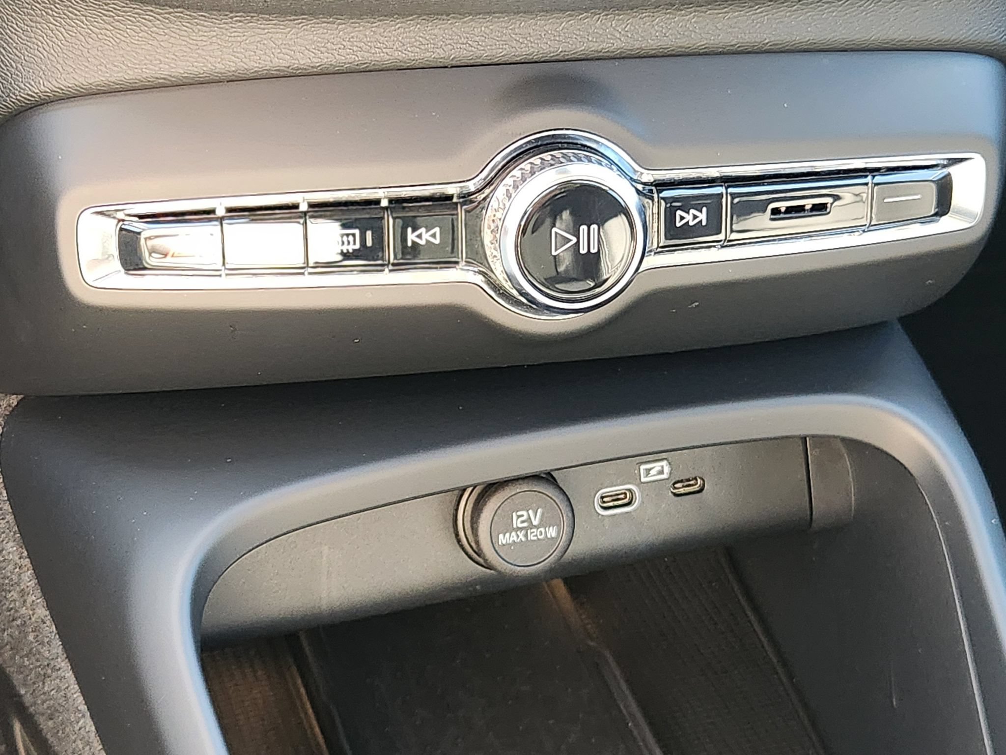 Used 2026 Volvo XC40 B5 Plus AWD/4WD image 29