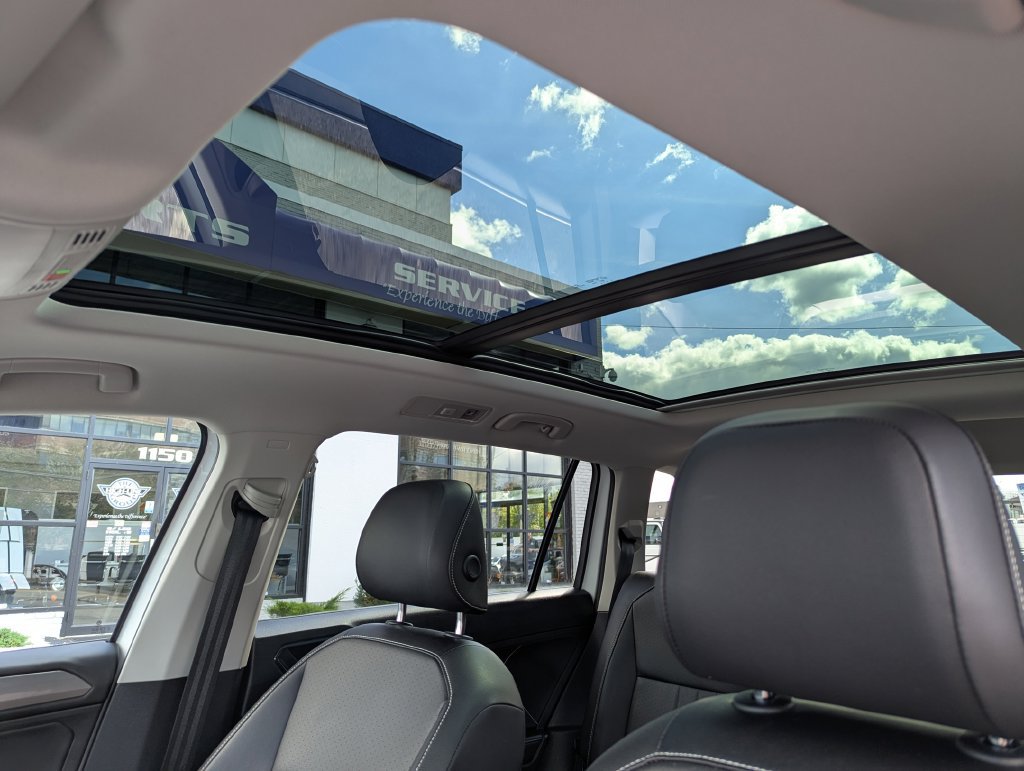 Used 2022 Volkswagen Tiguan SE w/ Panoramic Sunroof Package AWD/4WD image 31