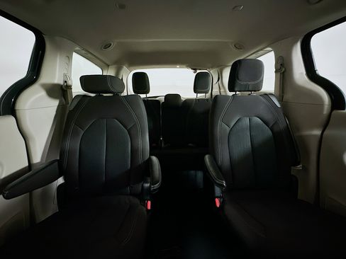 Used 2023 Chrysler Voyager LX image 29