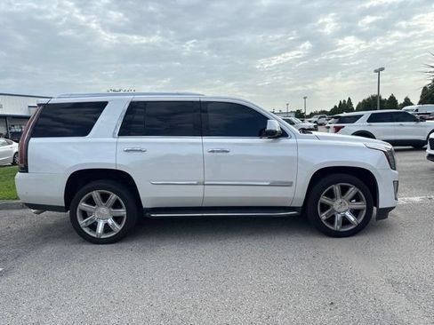 Used 2019 Cadillac Escalade Luxury AWD/4WD image 4