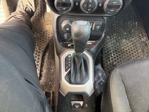 Used 2017 Jeep Renegade Latitude w/ Popular Equipment Group image 9