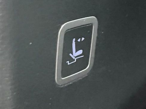 Used 2023 Chrysler Pacifica Limited w/ Uconnect Theater Family Group FWD image 17